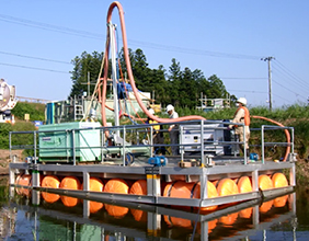 バキューム吸引式台船ロータリー掘削機