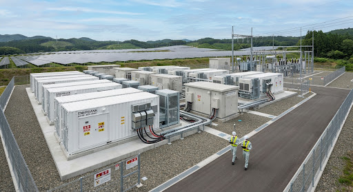 コンテナ型の蓄電池設備が並ぶ系統用蓄電所