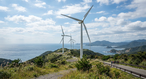 海沿いの丘に立つ風力発電の風車