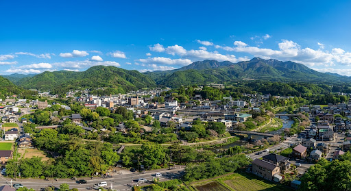 山あいの集落に広がる太陽光発電所